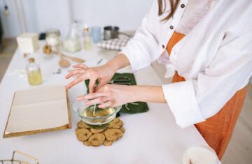 Akcesoria do wyrobu świec – co naprawdę się przydaje na początek?