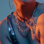 Srebrny akcent w codziennym stylu - znaczenie subtelnej biżuterii