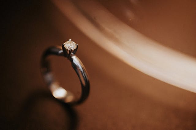 Diamenty laboratoryjne w pierścionkach - co warto wiedzieć?