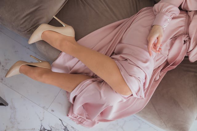Szpilki nude w różnych odsłonach – co się od czego różni?